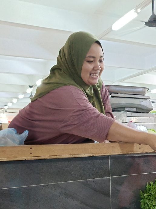 东:(已签发)关丹雨多菜价仍稳 菜贩:其他州水灾或推高下周价格