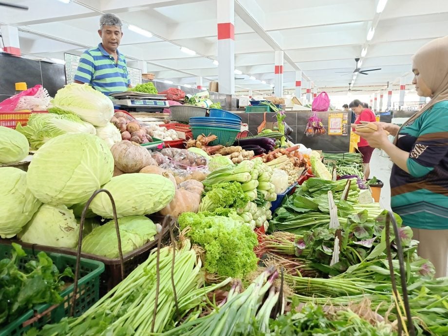 东:(已签发)关丹雨多菜价仍稳 菜贩:其他州水灾或推高下周价格