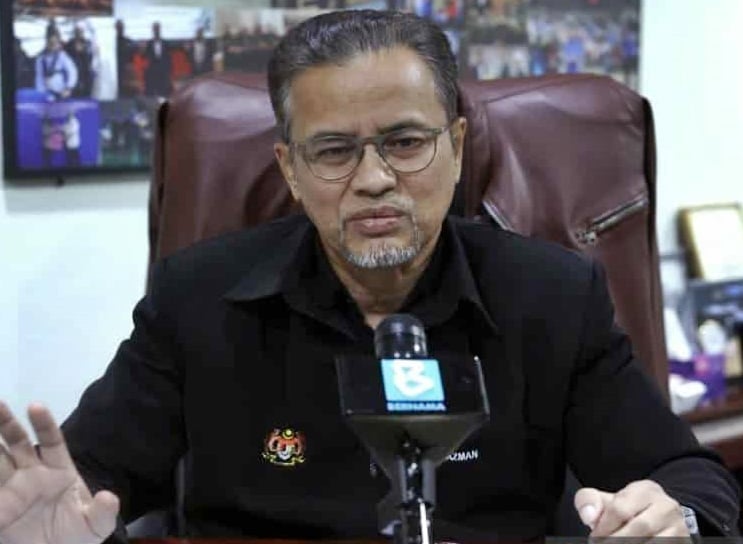 东:(已签发)吉兰丹州共有11家油站因涉嫌违反经营执照条例及供应管制法令,被当局调查。这些油站被指对同一辆车多次重复出售汽油。