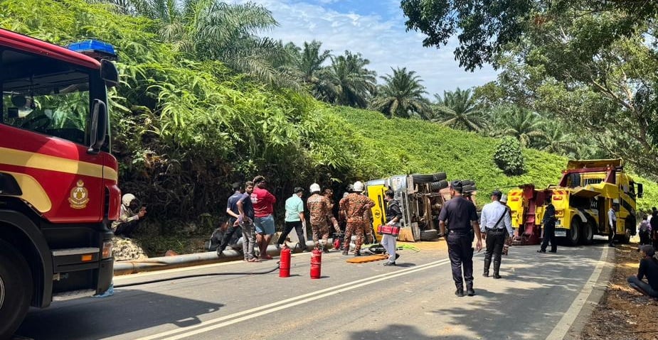 东:(已签发)树桐罗里翻覆司机被夹毙