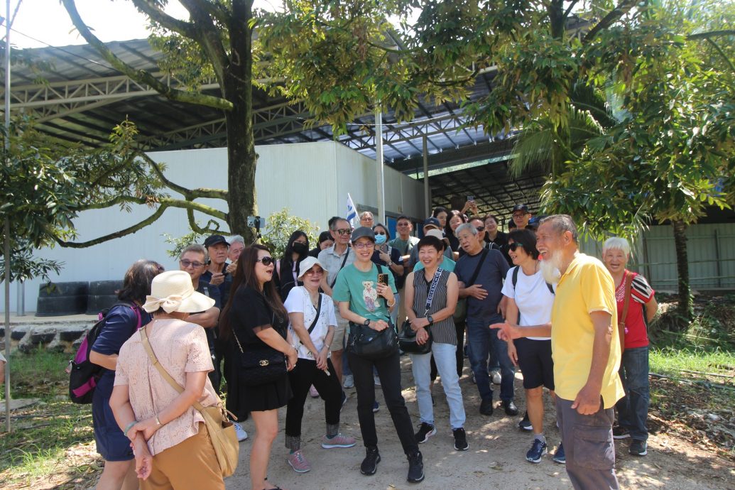 东：（已签发）榴梿季节又来了，游客涌入劳勿大快朵颐