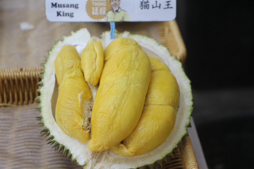 东：（已签发）榴梿季节又来了，游客涌入劳勿大快朵颐