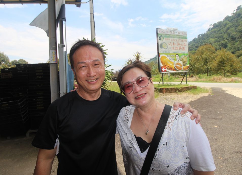 东：（已签发）榴梿季节又来了，游客涌入劳勿大快朵颐