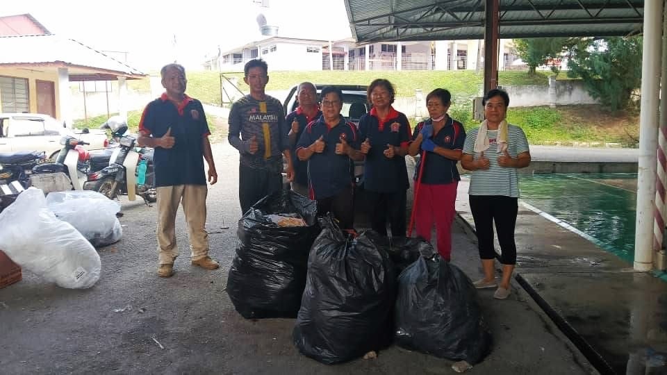 东：（已签发）瓜拉吉挠美华义务消防队员世界清洁日齐心协力清理雨盖篮球场