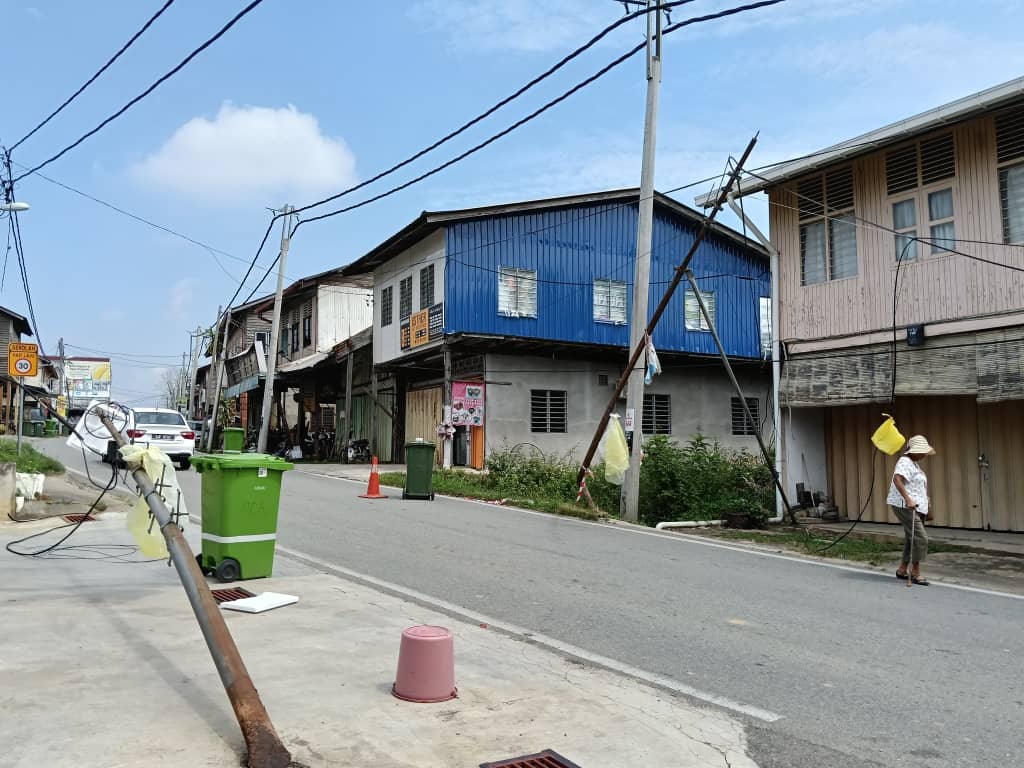 电讯柱被勾倒露出尖锐铁枝,民众出入受促小心
