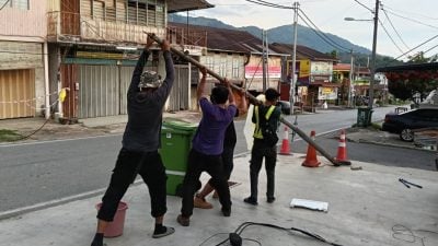 疑被罗里勾倒  倒塌电讯柱移走了