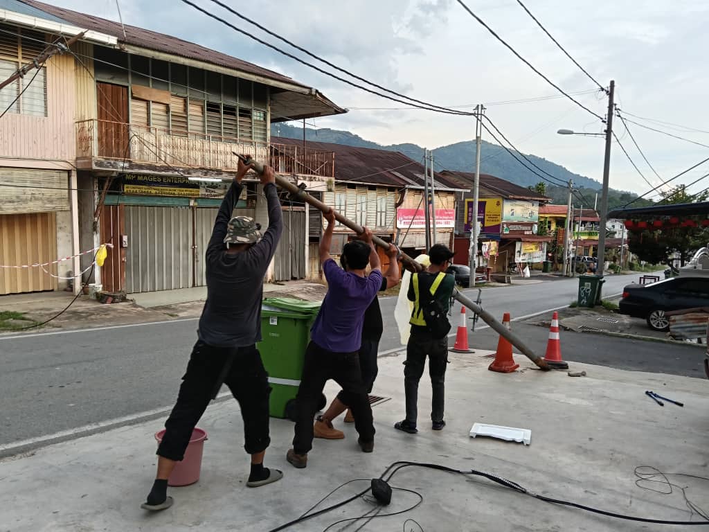 东:(已签发)疑罗里勾倒电讯柱已移走,不再威胁民众安全