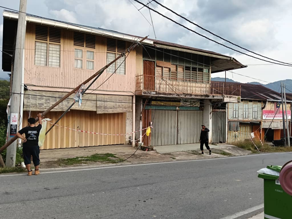 东:(已签发)疑罗里勾倒电讯柱已移走,不再威胁民众安全