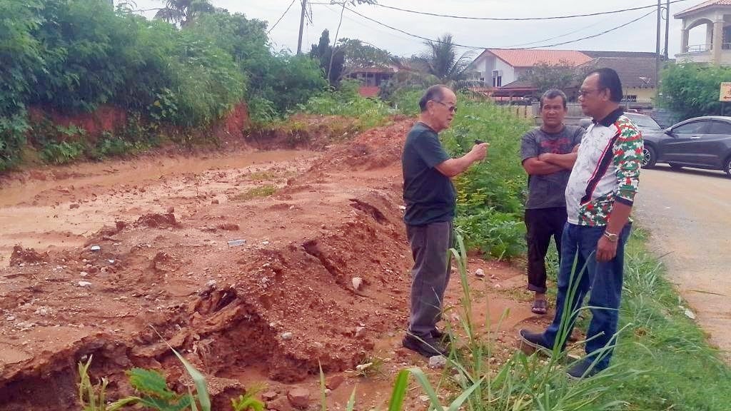东:(已签发)连场雨水 建筑工地泥水涌到民宅区门前