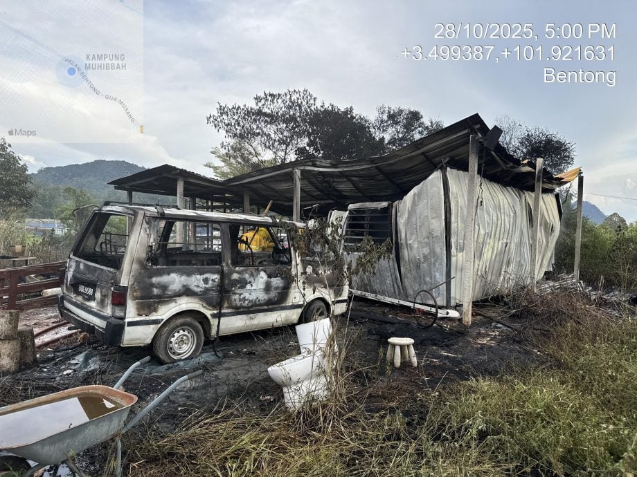 东：（未签发）文冬胡姬公园工人宿舍失火 波及两辆车