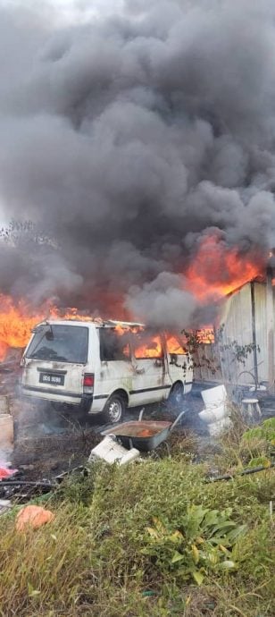 东：（未签发）文冬胡姬公园工人宿舍失火 波及两辆车