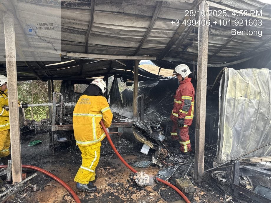 东：（未签发）文冬胡姬公园工人宿舍失火 波及两辆车