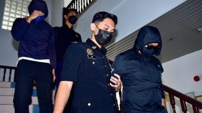 被控向车上情侣索贿   2警员不认罪