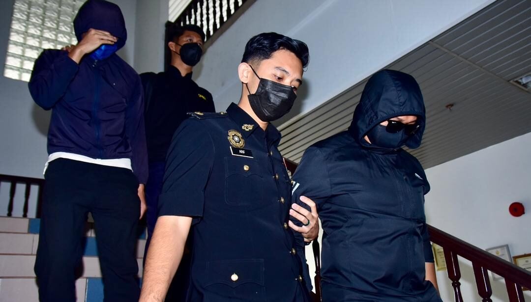 两名警员涉嫌向一对在车上的情侣索贿被控