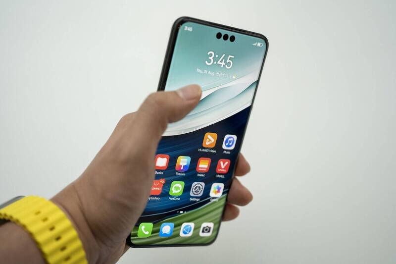 中国14岁少女没写作业 被母亲砸坏手机后坠楼亡