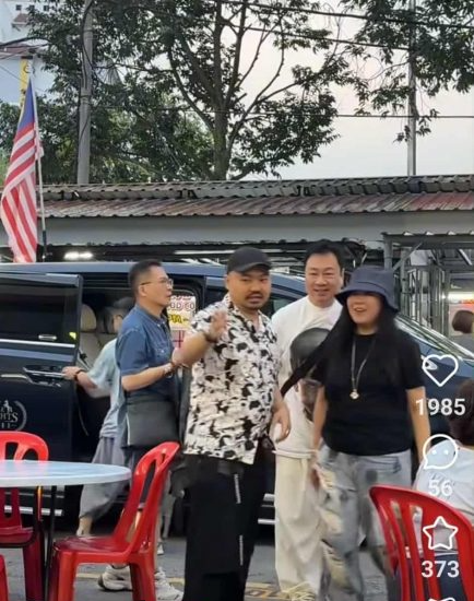 中国主题乐园“卖艺”才被拍 黎耀祥大马吃榴梿过中秋