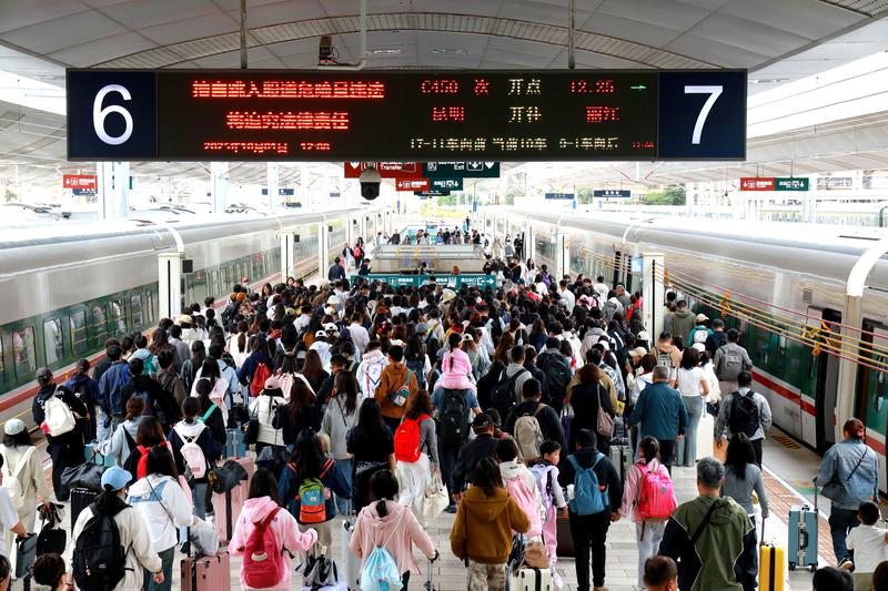 中国国庆中秋假期客流高峰 北上广深蓉最热门