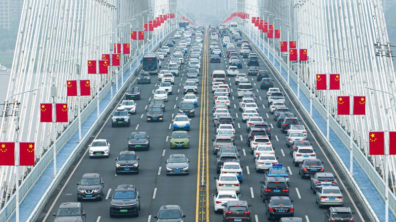 中国国庆中秋假期客流高峰 北上广深蓉最热门