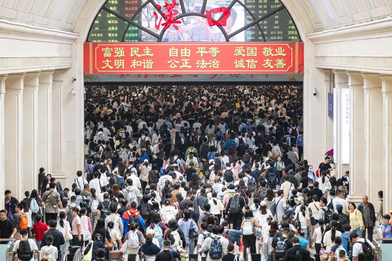 中国国庆中秋假期客流高峰 北上广深蓉最热门