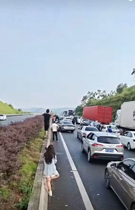 中国国庆假期高速拥堵 深圳车主15小时未出广东