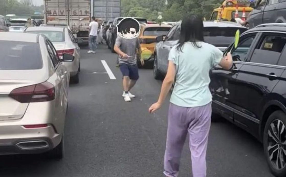 中国连假塞车塞出“新玩法”　有人下车甩竿钓鱼...一竿就中大鱼