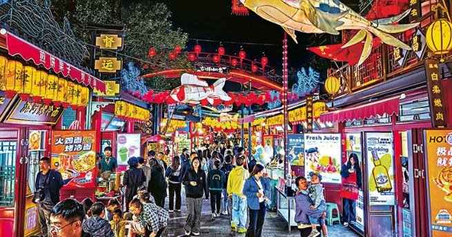 中国长假打卡游变深度游─趋重烟火气、夜游、小县城游