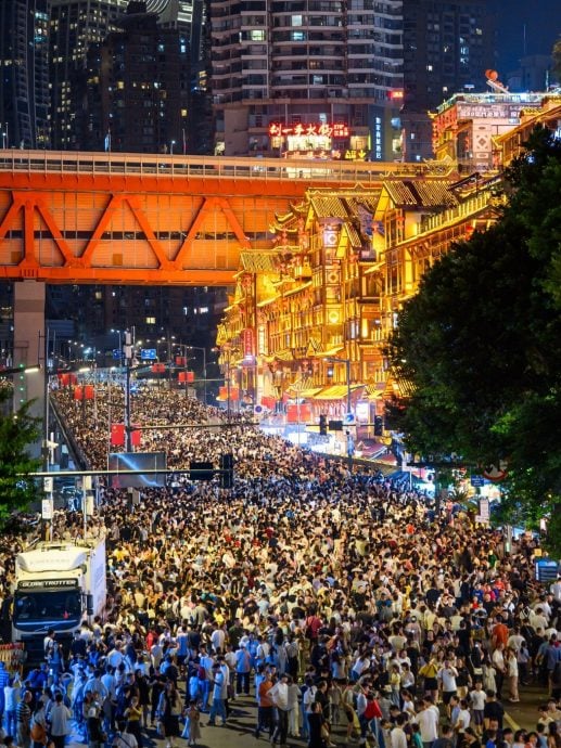 中国黄金周的沙漠游客宛如行军部队绵延不见尽头