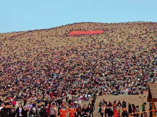 中国黄金周长假期 敦煌鸣沙山又双叒叕堵骆驼