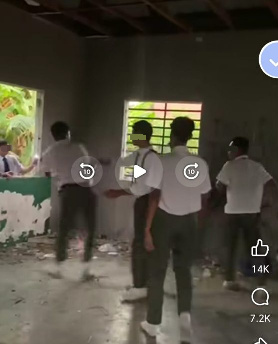 中学生在废弃屋内殴斗 同学们呼叫助兴围观