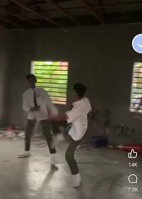 中学生在废弃屋内殴斗 同学们呼叫助兴围观