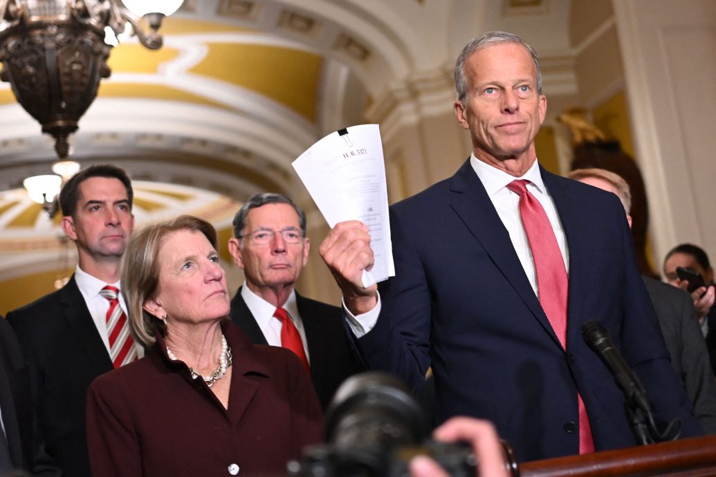 临时拨款闯关失败 美国联邦政府周三中午起将关门