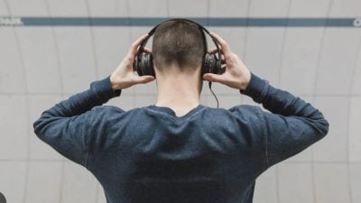 为上班禁戴耳机辞职? 网民:这不成理由