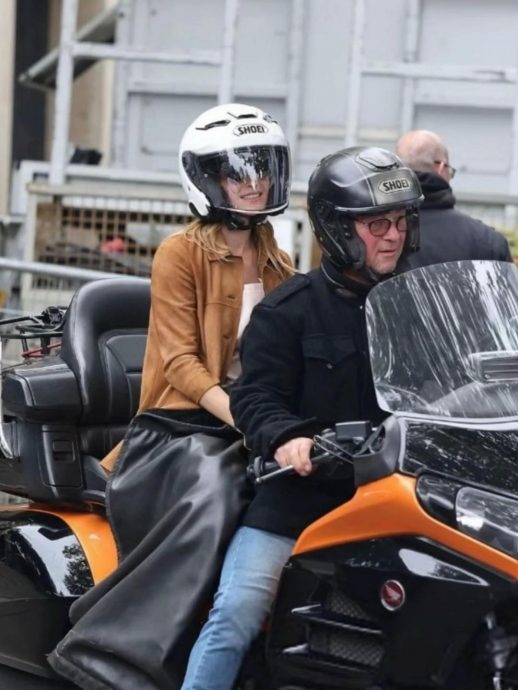 为赶看秀骑乘重型摩托车 艾玛华森吐舌成最萌插曲