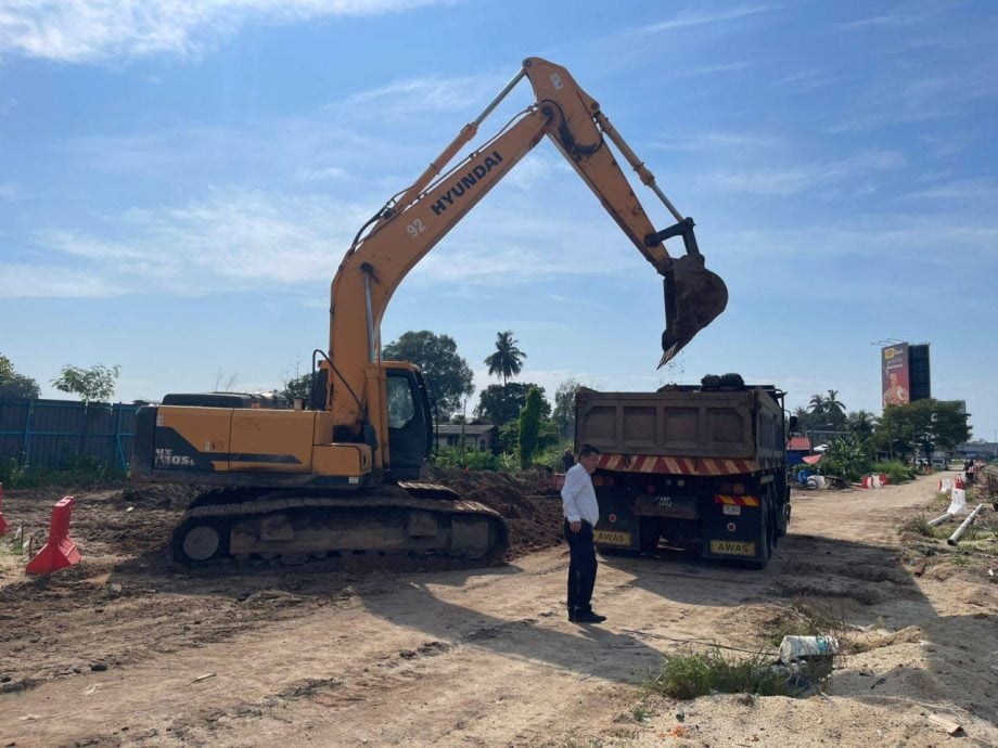 为雨季做好防灾准备,雅凌河展开挖深河床及增设防土墙工程。