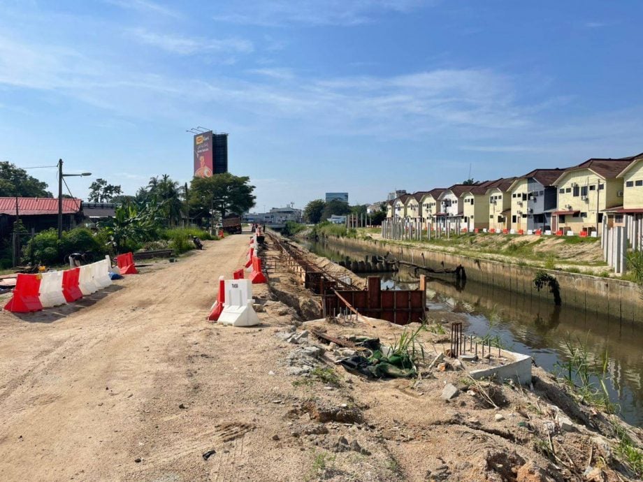 为雨季做好防灾准备,雅凌河展开挖深河床及增设防土墙工程。