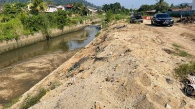 为雨季做准备  挖河床增防土墙