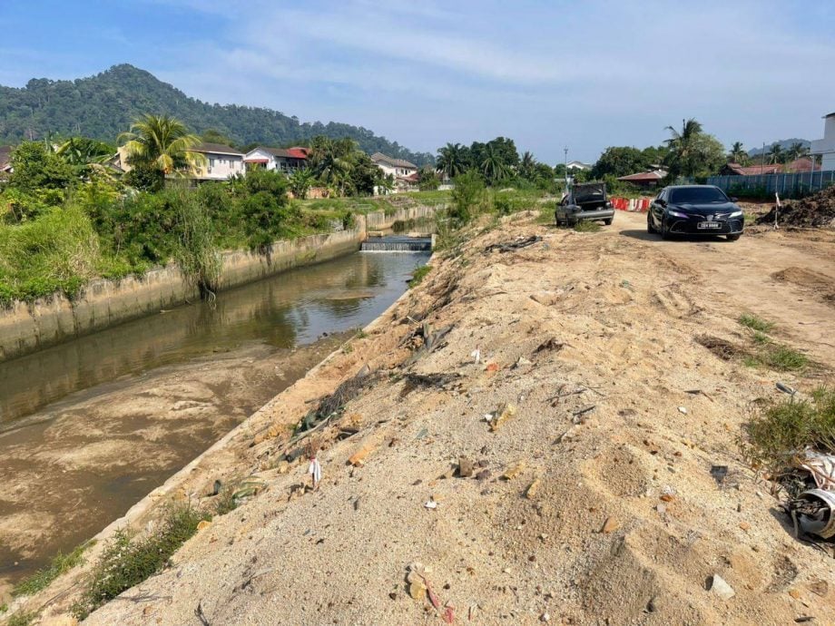 为雨季做好防灾准备,雅凌河展开挖深河床及增设防土墙工程。