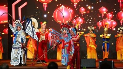 3族标志性艺术并列同台 大马日庆典 如团结画卷