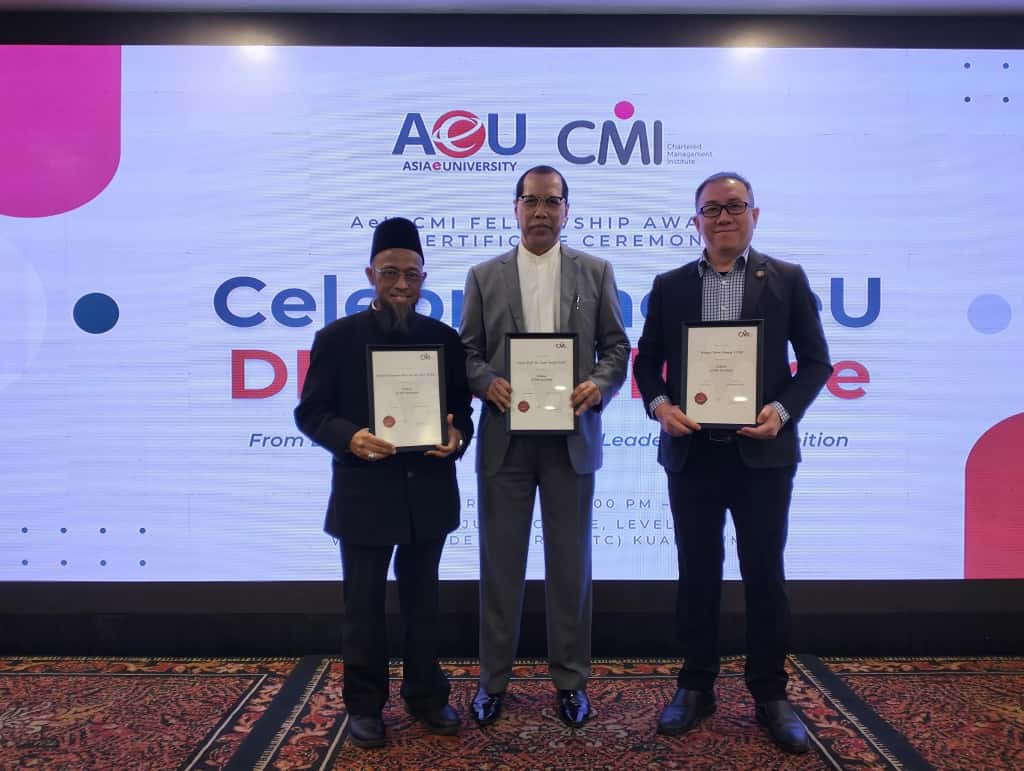 亿佩/反贪会两名官员荣获英国特许管理公会院士