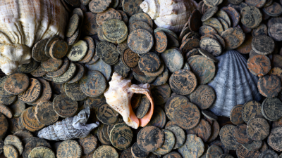 他挖蚯蚓竟挖出宝藏 男子掘出2万枚中世纪银币