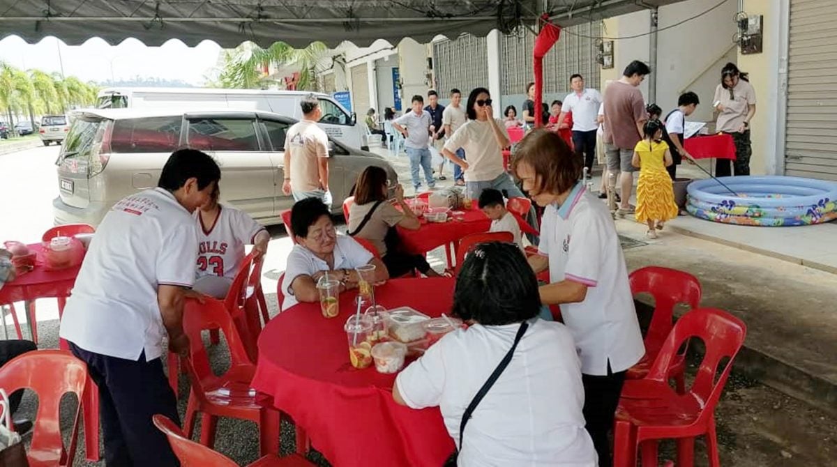 传德坛办快乐素食天义卖会,设小游戏亲子同乐。