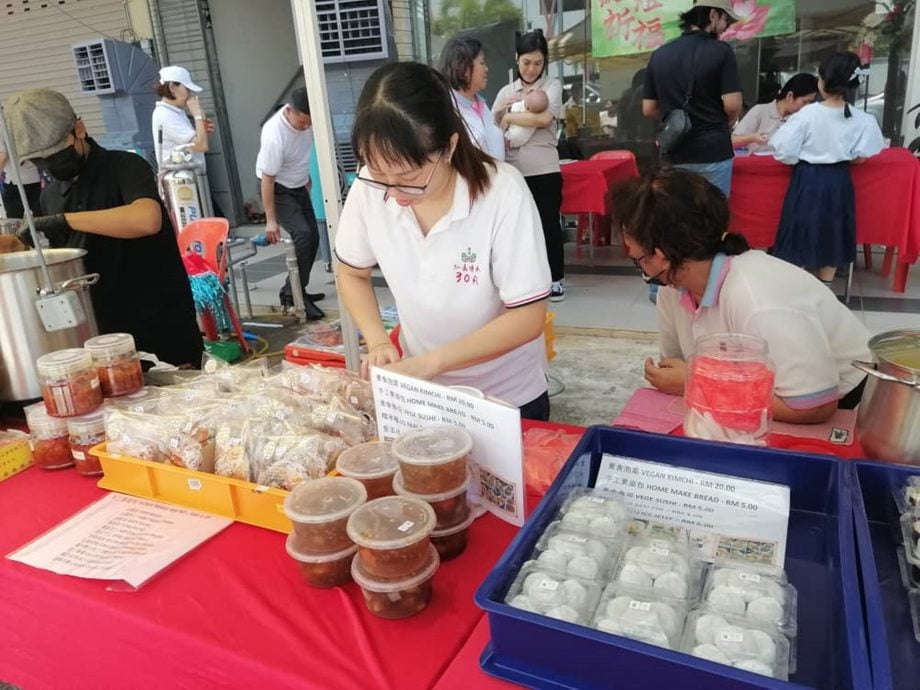 传德坛办快乐素食天义卖会,设小游戏亲子同乐。