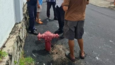 柏油覆盖消防栓 住家着火险无水救火