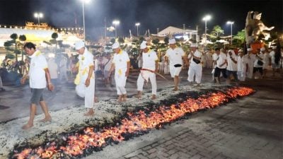 庇朥西天宫九过火坑沐浴仪式 吸引本地及外坡善信前来参与观礼