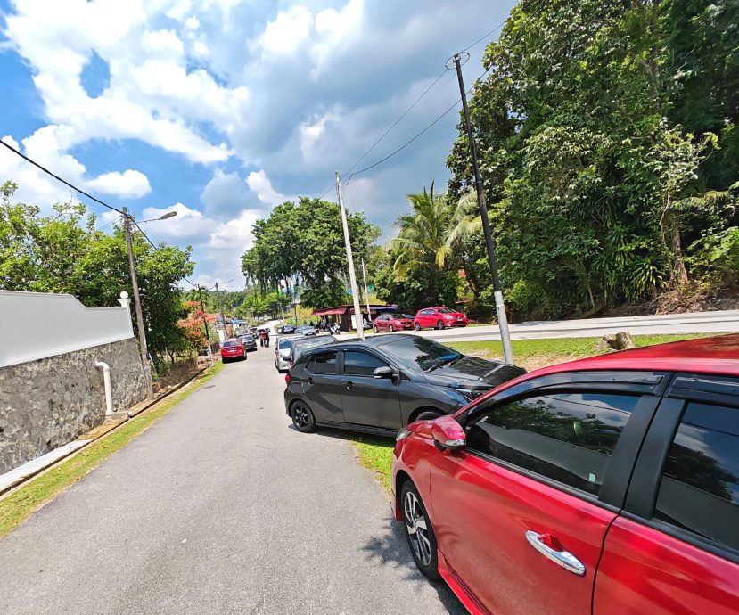 供星洲网/你有你拆，我有我摆！亚沙再也非法路边摊寻别处，继续卷土重来