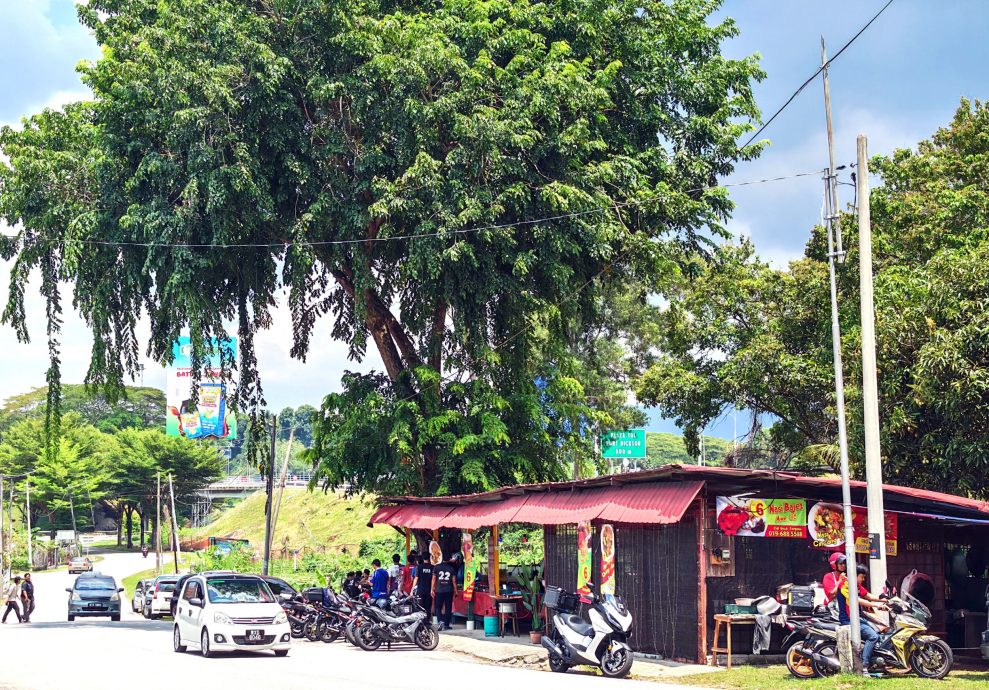 供星洲网/你有你拆，我有我摆！亚沙再也非法路边摊寻别处，继续卷土重来