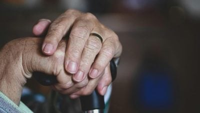 86岁老妪半夜还肚饿被拍!孙女:祖母“大食”正常吗?