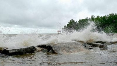今年最猛风浪来袭  波德申海面狂风呼啸
