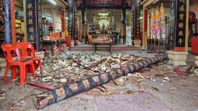 庇朥百年古庙横梁轰然倒下 所幸未有伤亡