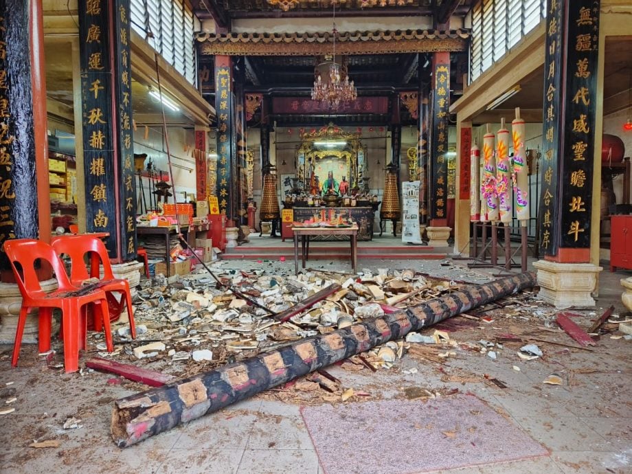 供星洲网：庇朥百年古庙横梁轰然倒下，所幸未有伤亡
